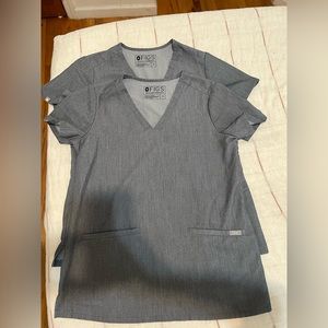 2 FIG Clothing Casma Three-Pocket Scrub Top in Graphite